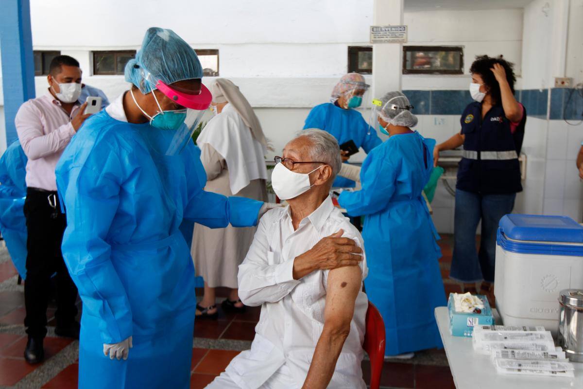 OMS: dosis de refuerzo solo debe aplicarse a los pacientes vulnerables