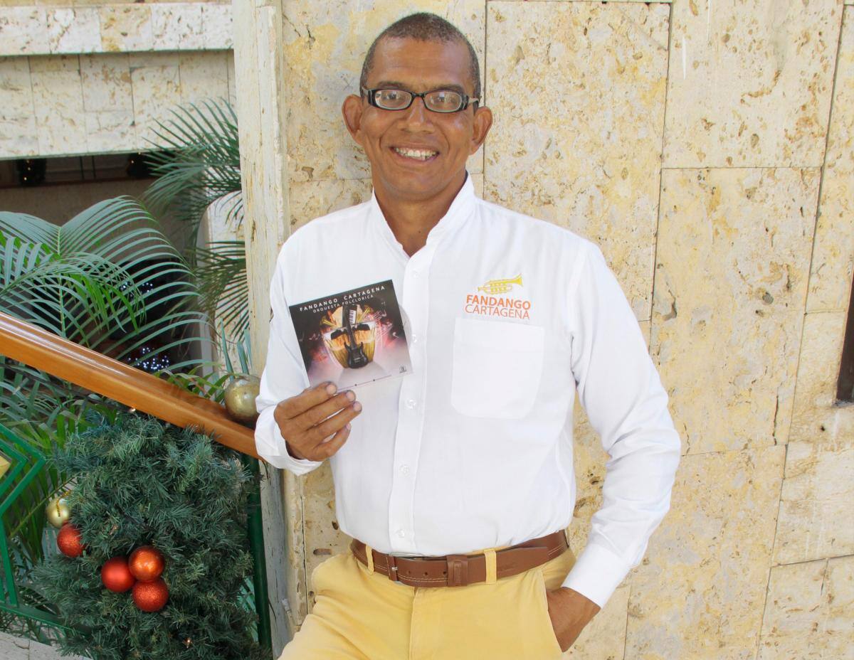 Quien lo conozca sabe que su pasión está en la tarima, organizando eventos... trabajando para llenarse la vida con fandango.
