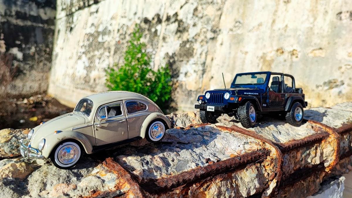 Dos carros en miniatura, un Jeep Wrangler y un Volkswagen clásico alemán, padeciendo en su intento por transitar sobre el puente Román, hacen parte de la ingeniosa protesta. //Cortesía