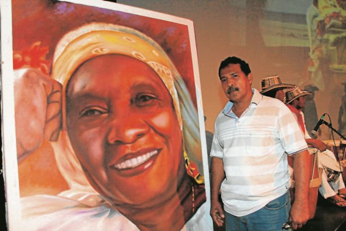 Alfredo Torres Ibáñez junto al retrato que hizo a Petrona Martínez. Zenia Valdelamar