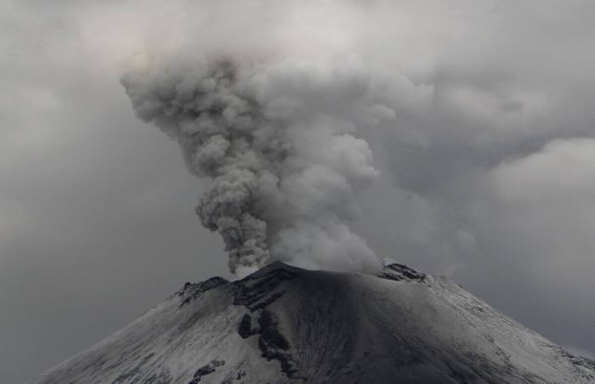 Las autoridades han establecido un cordón de seguridad de 12 km del volcán como zona restringida al paso de personas. AP Marco Ugarte