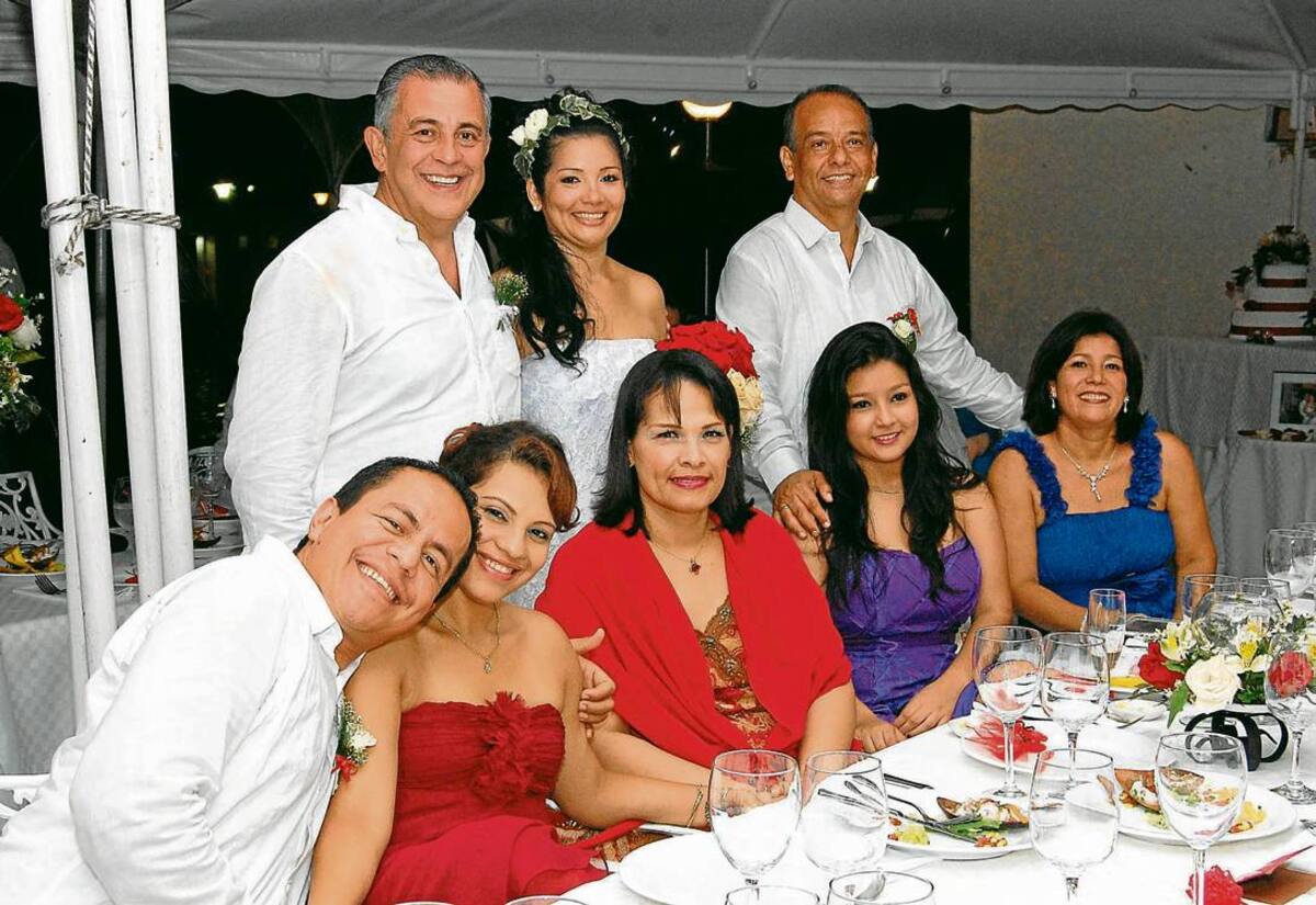 De pie: los recién casados, José Ignacio Serna, Verónica María Rodríguez y Carmelo Rodríguez; sentados: Samuel Brunal, Noemí Amézquita, Martha Montejo, Ana María Rodríguez y Manuela Ruiz.