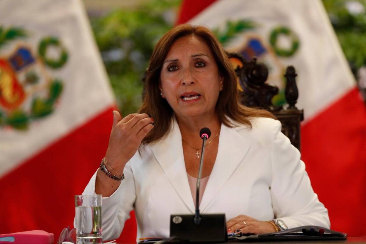 Presidenta de Perú le dice a Petro que ‘no se meta donde no lo han llamado’
