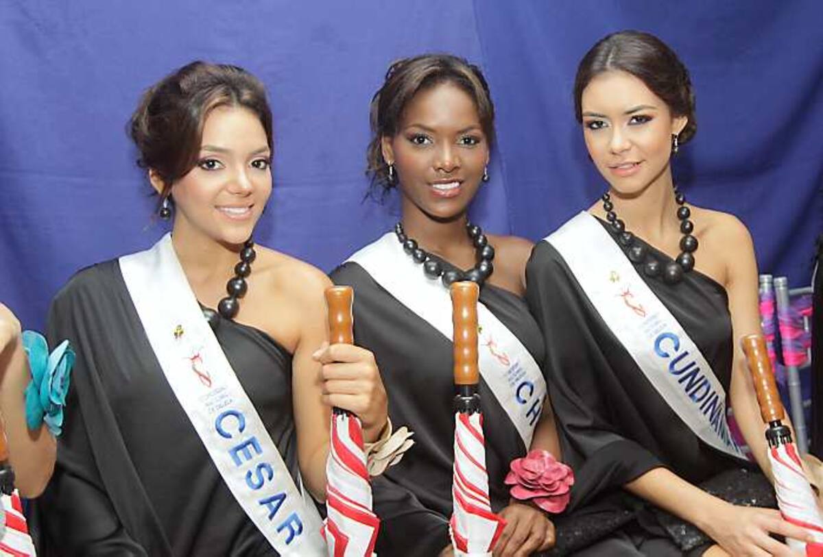 La Señorita Cesar, María Laura Quintero; Chocó, Yesica Paola Montoya; Cundinamar-ca, Thael Osorio, con sus paraguas.