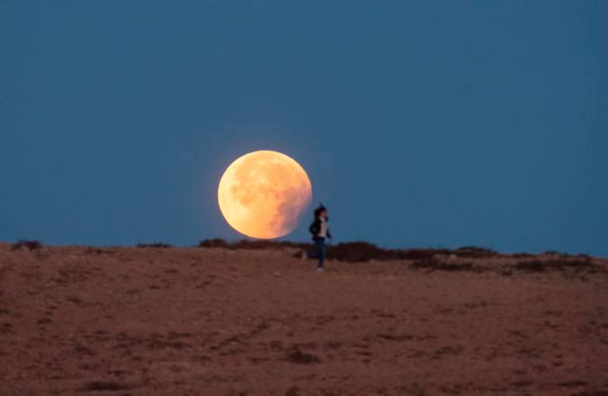 Así se vio el eclipse lunar desde España. // EFE