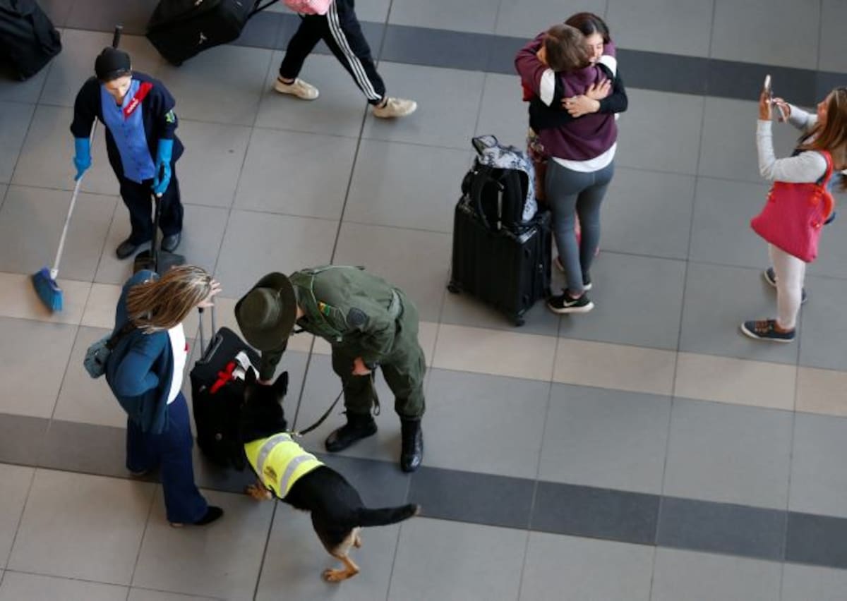 Sombra inspecciona una maleta en el aeropuerto El Dorado de Bogotá. AP