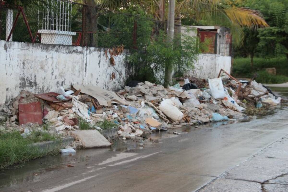 El basurero se encuentra en en la esquina del parque que queda frente a Torres de la Victoria. ANTONIO CANCHILA- EL UNIVERSAL