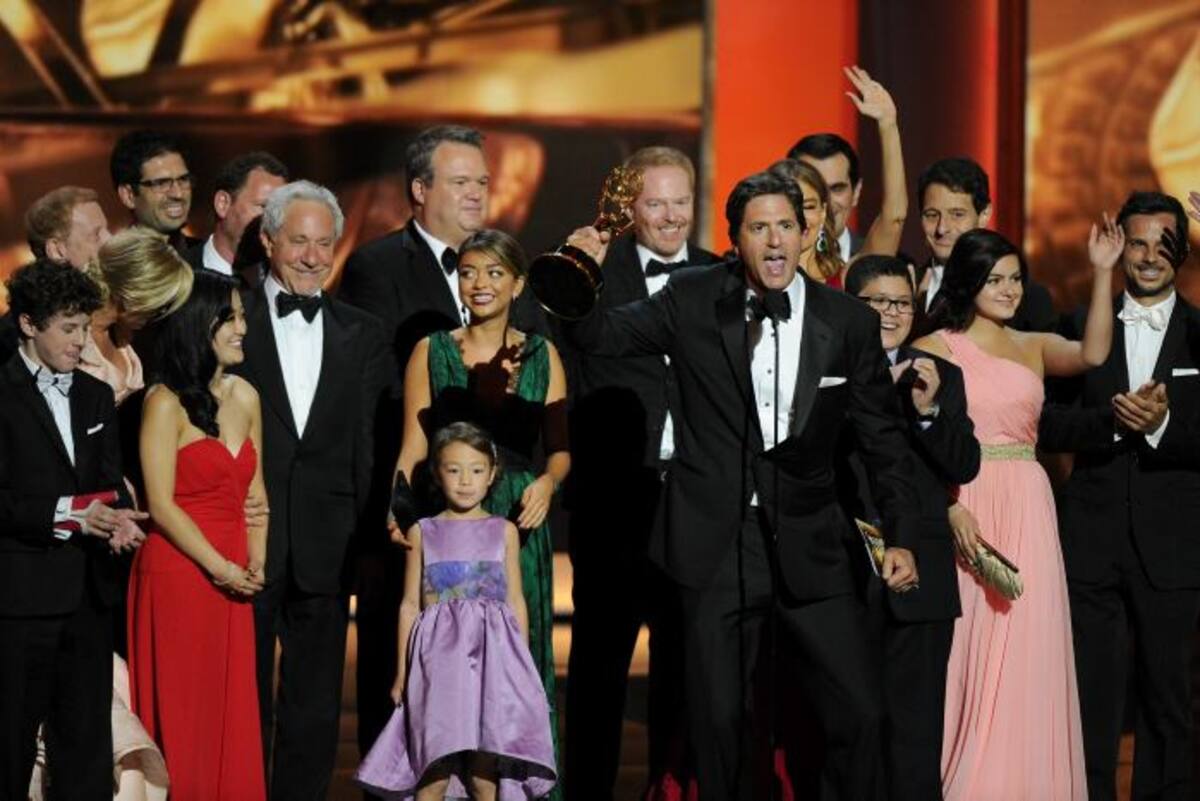 Elenco de Modern Family celebrando el premio a mejor serie de comedia. AP Chris Pizzello
