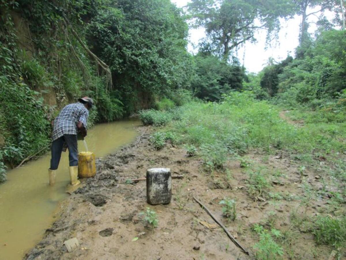 Algunos campesinos aprovechan los pocos vestigios de agua para sus labores diarias. RUBÉN DARÍO ÁLVAREZ P. - EL UNIVERSAL