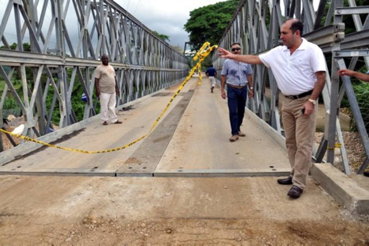 El gobernador de Sucre, Jorge Barraza, y el director regional de Invías, Pablo Márquez, durante la apertura del puente militar en la mañana de ayer. CORTESÍA/