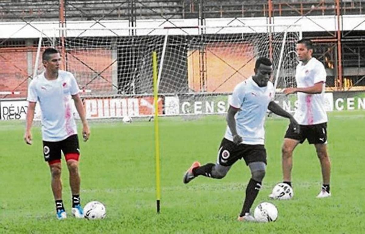 El futbolista de Córdoba y el resto de la divisa adelantan su preparación en Girardot, Cundinamarca para el Torneo de Fútbol de Ascenso.