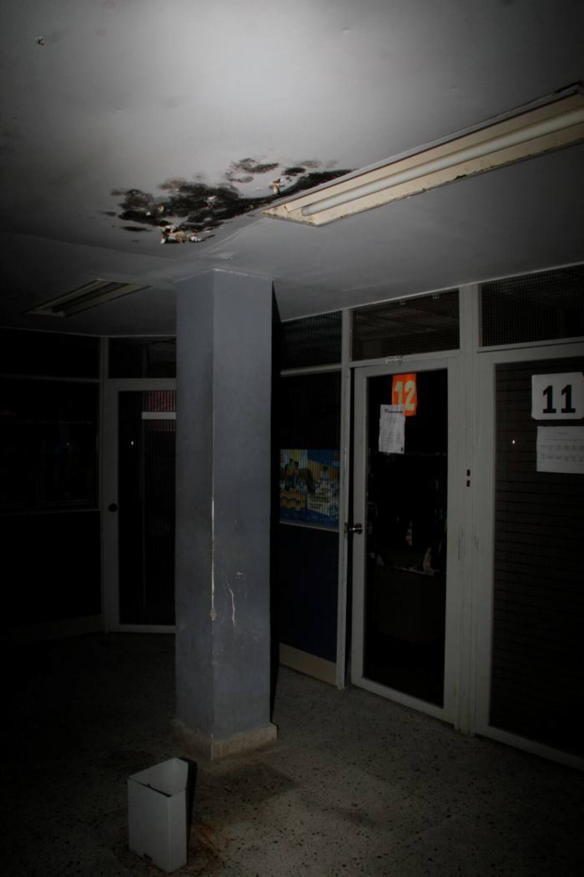 Las goteras y la falta de luz eléctrica en la Casa de Justicia de Chiquinquirá tiene a los usuarios y empleados expuestos a los accidentes. OSCAR DÍAZ