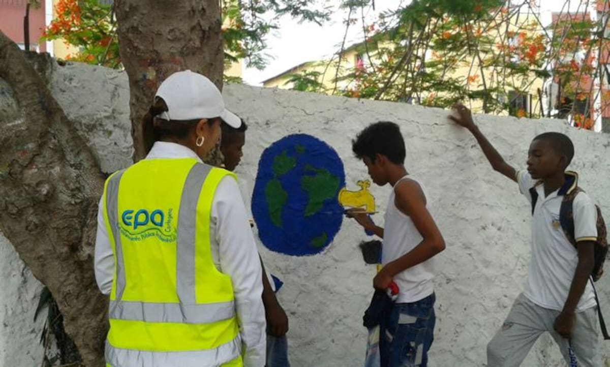 Pintada de murales con mensajes alusivos al cuidado del medio ambiente. //Foto archivo.