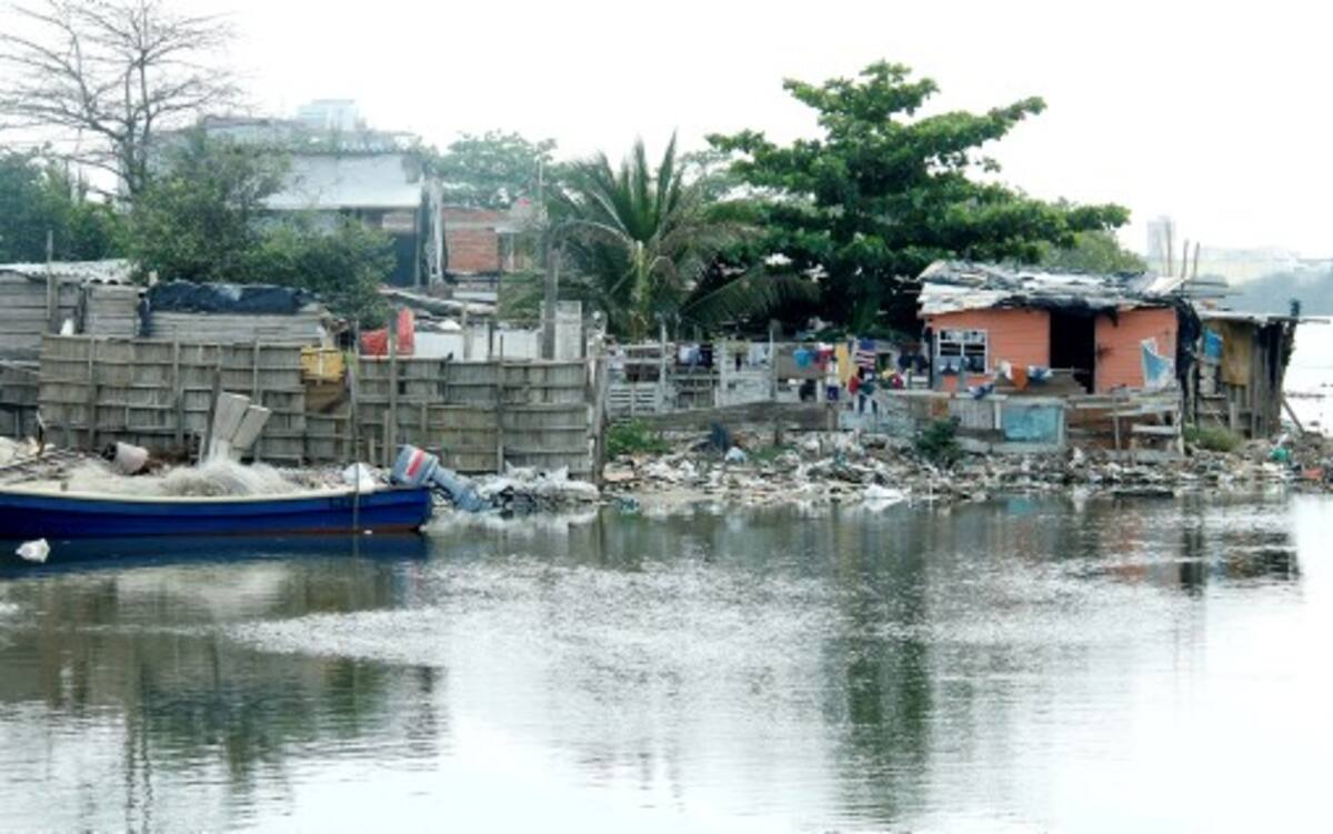 Las casuchas de invasores que se levantan y aumentan en las orillas del Caño Juan Angola, a la altura del barrio Torices, cerca al Puente Benjamín Herrera, están conta-minando esta importante cuerpo de agua. Kailline Giraldo Bejarano