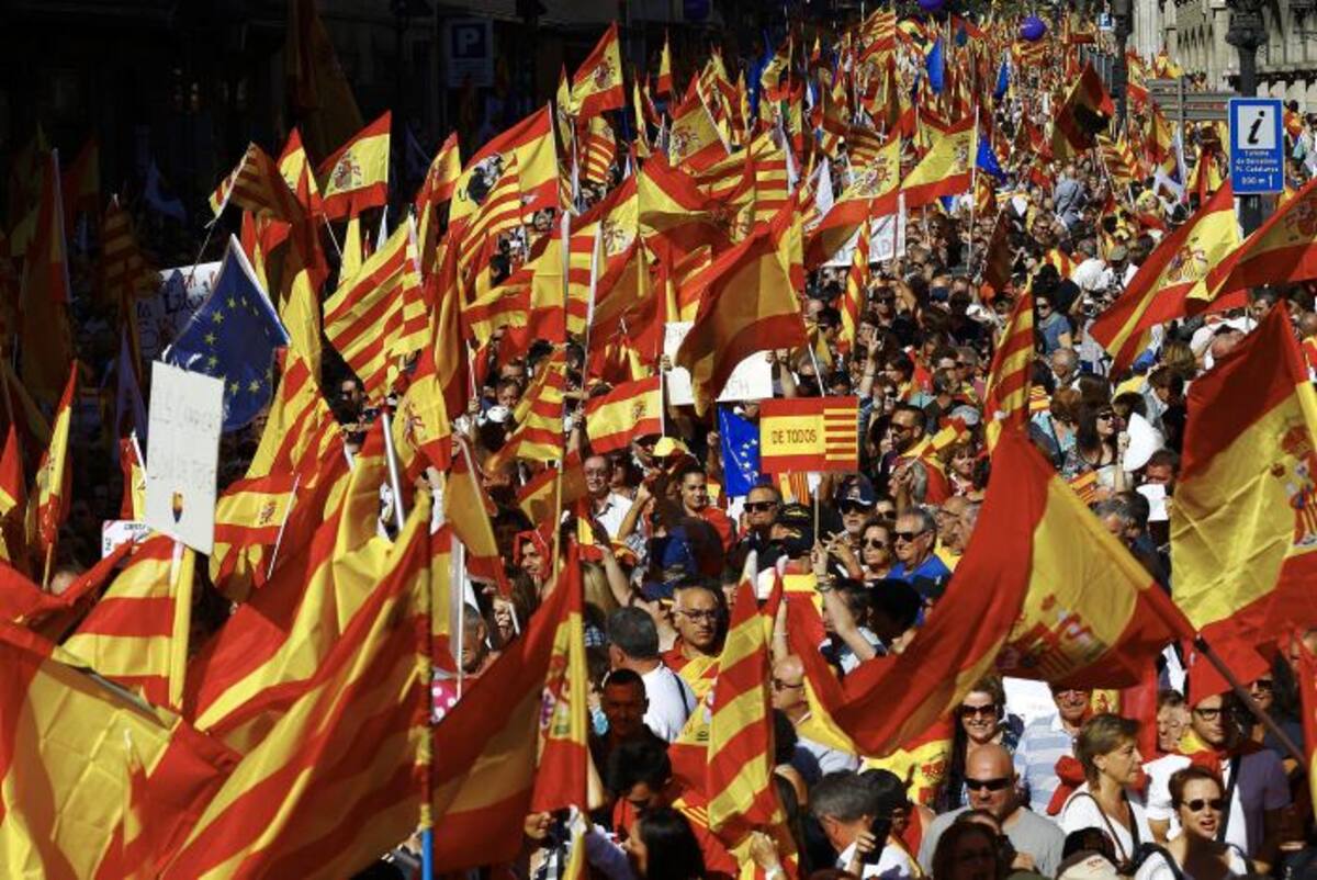 Los ciudadanos recorrieron el centro de la capital catalana con banderas de España, Cataluña y de la Unión Europea y gritando consignas como ¡Viva España y viva Cataluña!. EFE