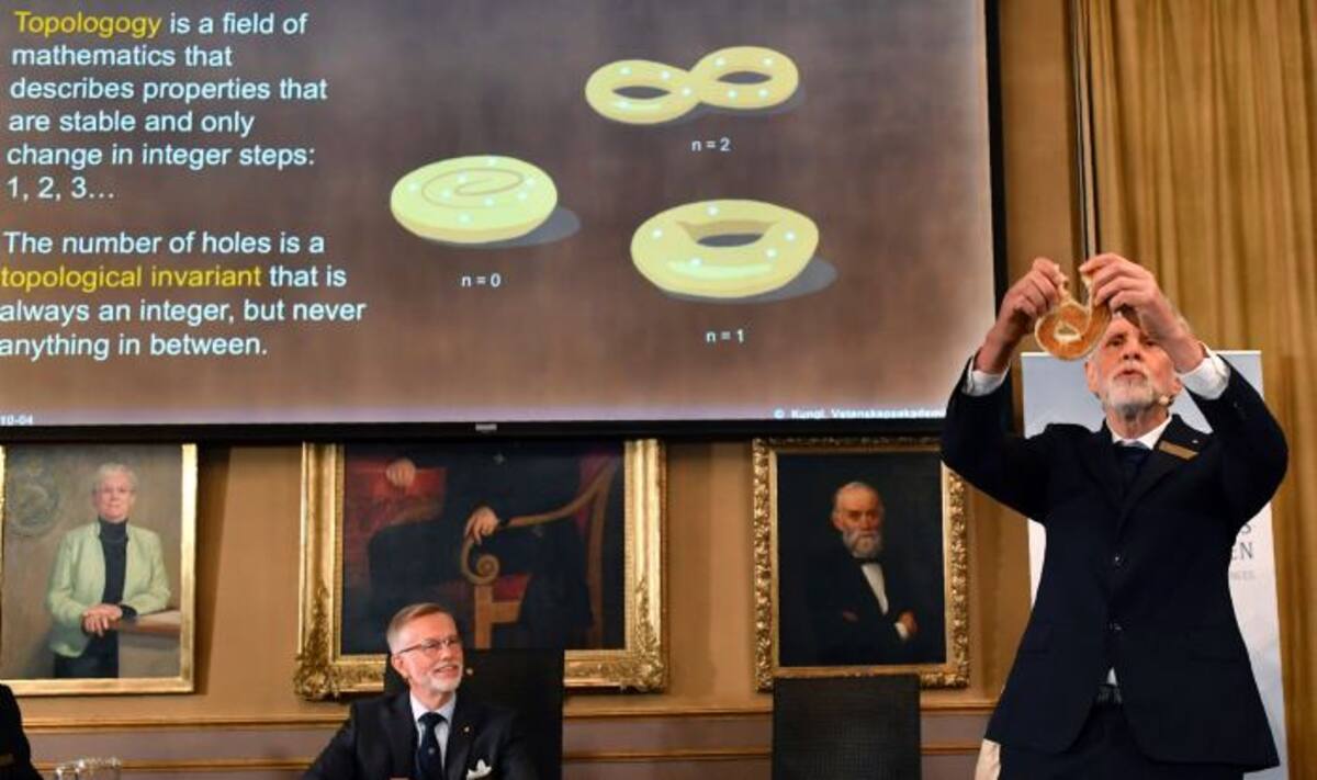 El profesor Hans Hansson Thors da una demostración, después de revelar a los ganadores del Premio Nobel de Física, en la Real Academia Sueca de Ciencias, en Estocolmo, Suecia, martes, 4 de octubre de 2016. David Thouless, Duncan Haldane y Michael Kosterlitz han ganado el premio Nobel de física. AFP