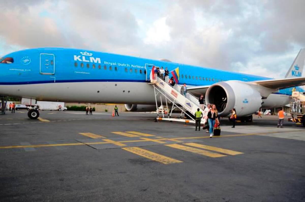 En un vuelo de KLM procente de Holanda llegó esta colombiana atrapada en tierras europeas, el vuelo duró más de 13 horas.