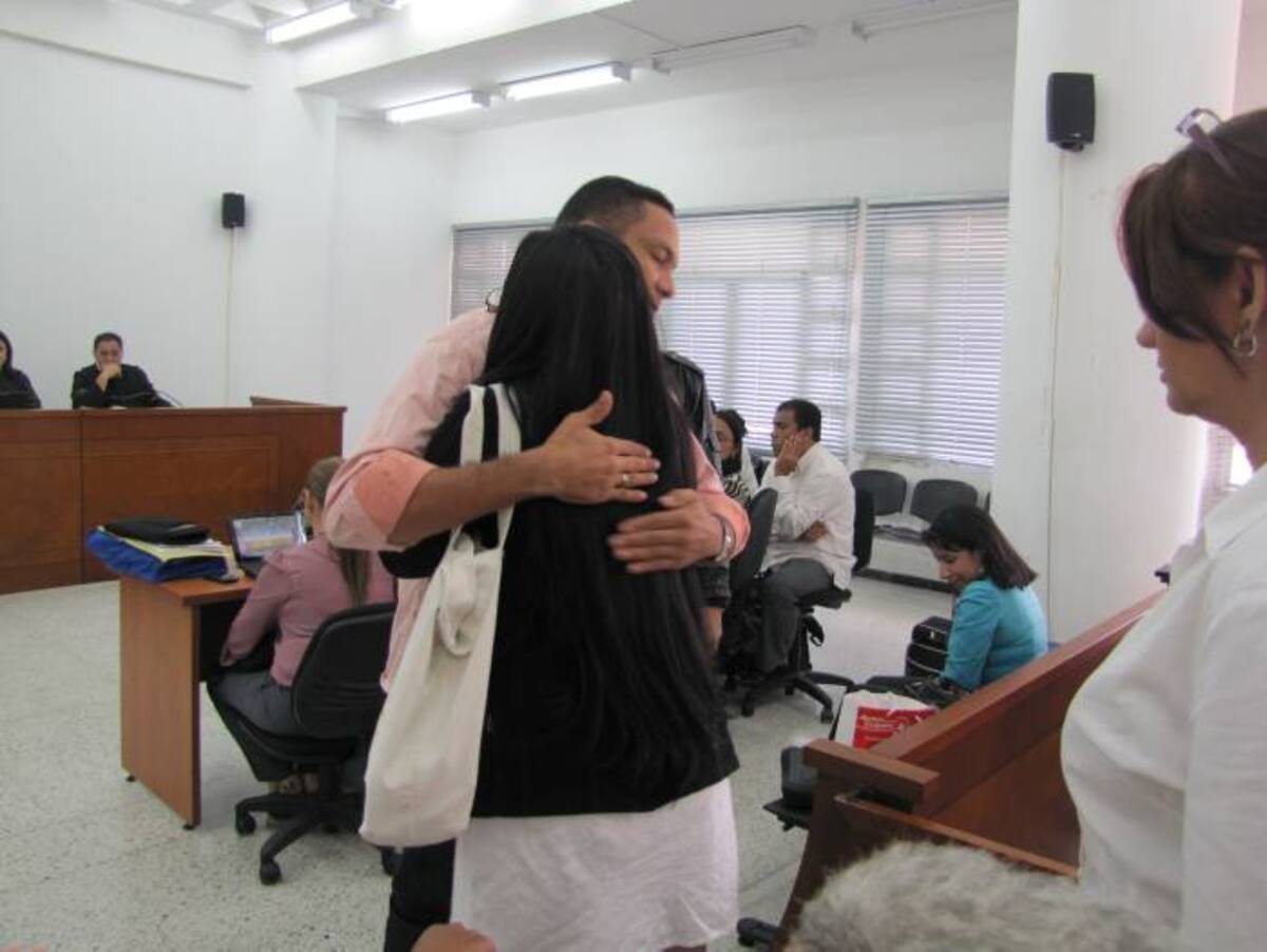 Luisa aceptó el abrazo del jefe de quien mató a su madre en el 2004. ALEXANDRA MARÍA CLAVIJO GUERRA - ELUNIVERSAL.COM.CO
