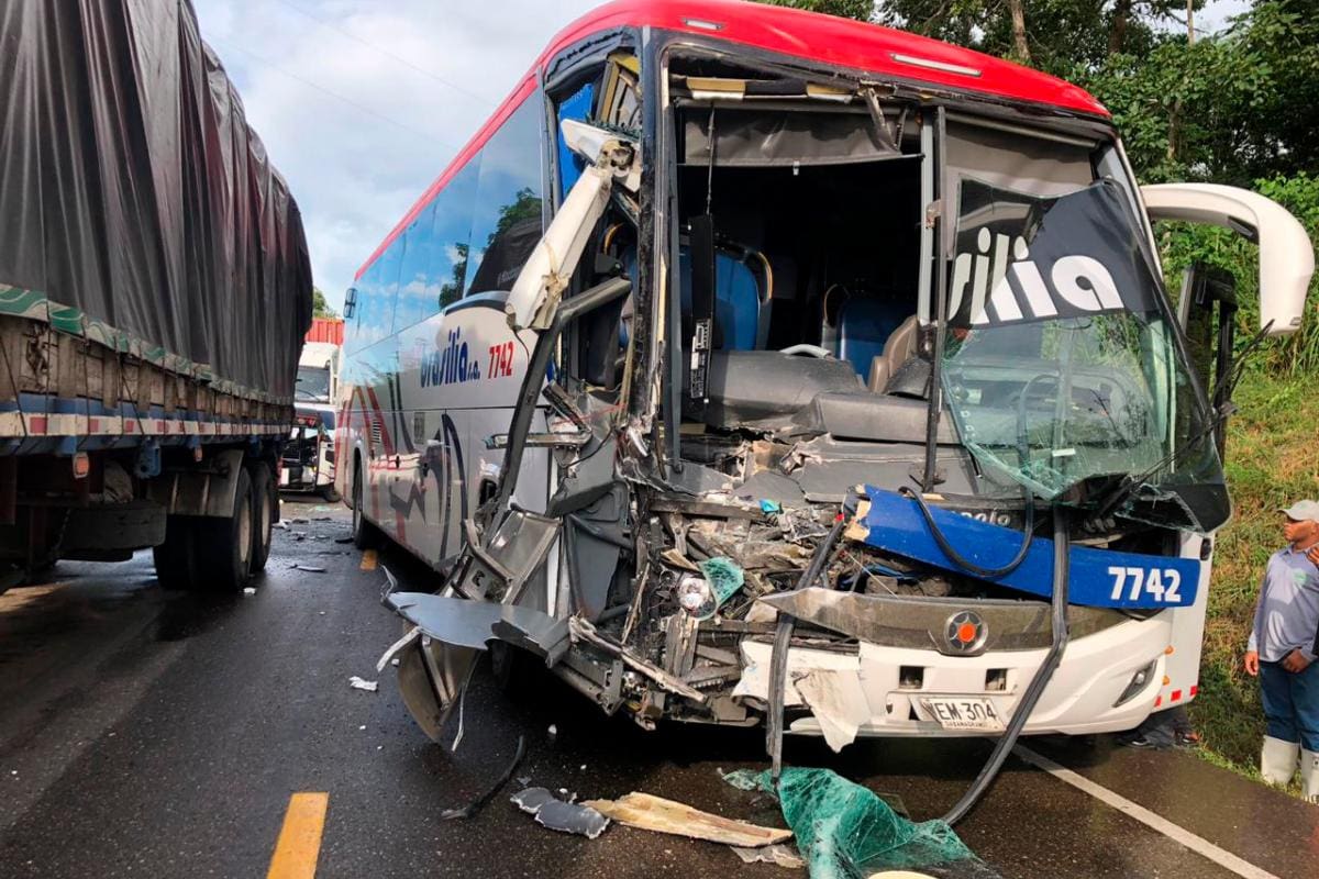 Una mujer quedó herida en violento choque entre bus y tractomula