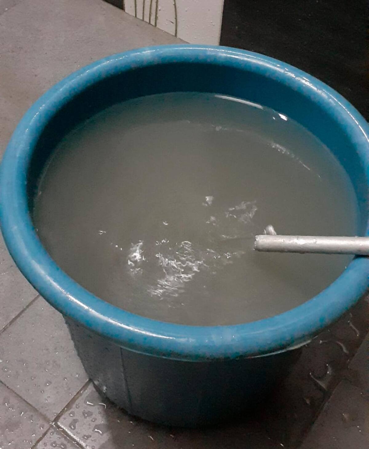 A los hogares llegó agua turbia en las primera horas de la mañana.