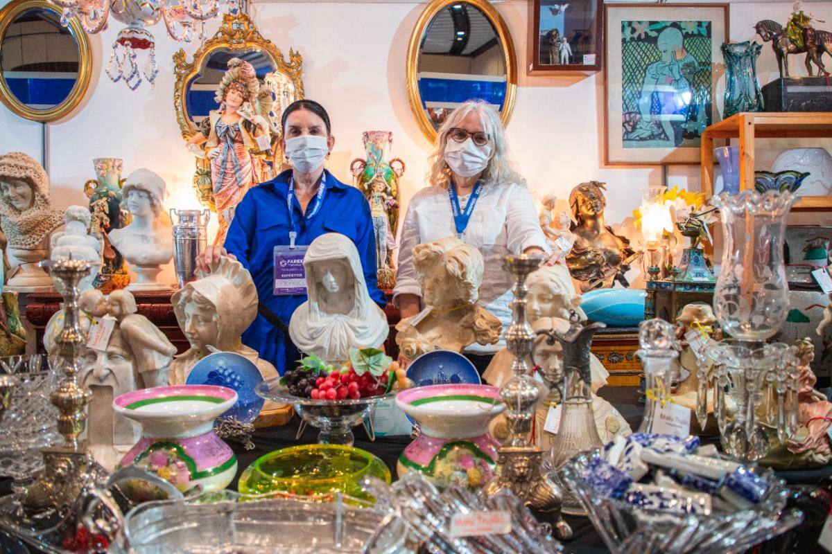 En el Centro de Convenciones se desarrolla la feria de artesanos y emprendedores.