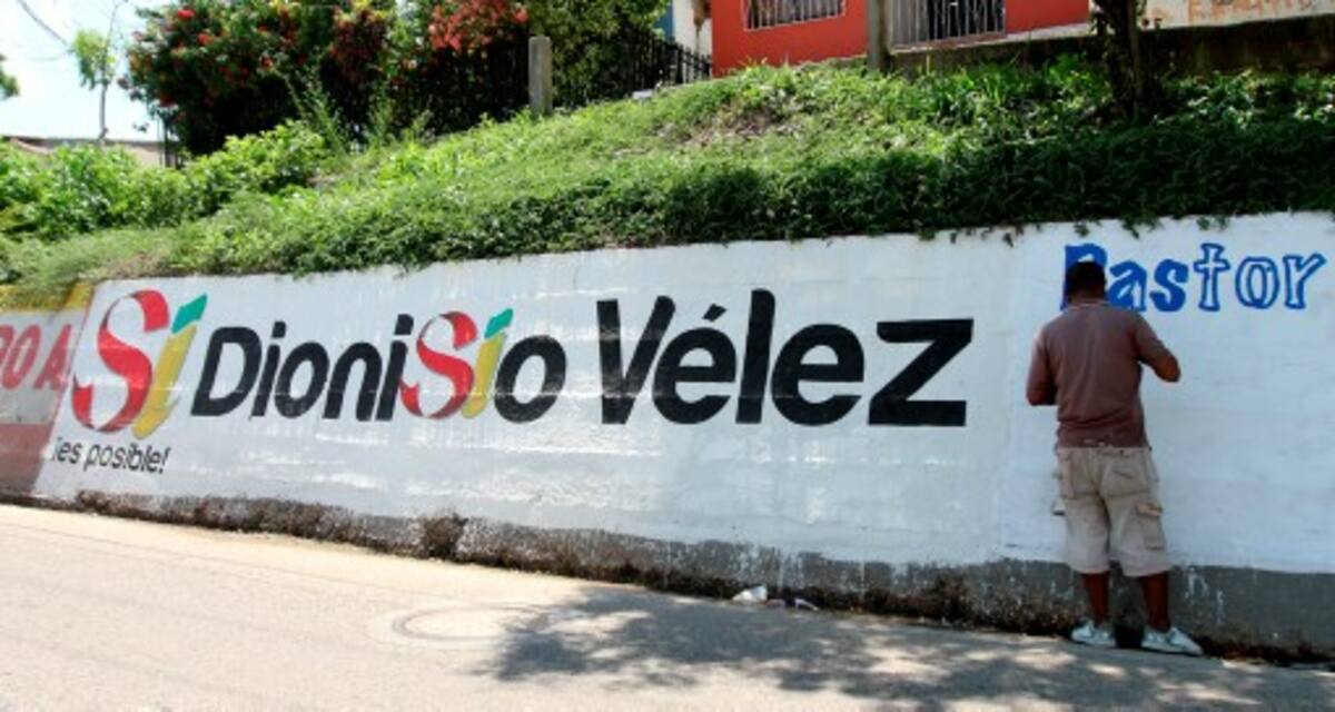 El Universal capturó la imagen cuando pintaban supuesta publicidad electoral AROLDO MESTRE