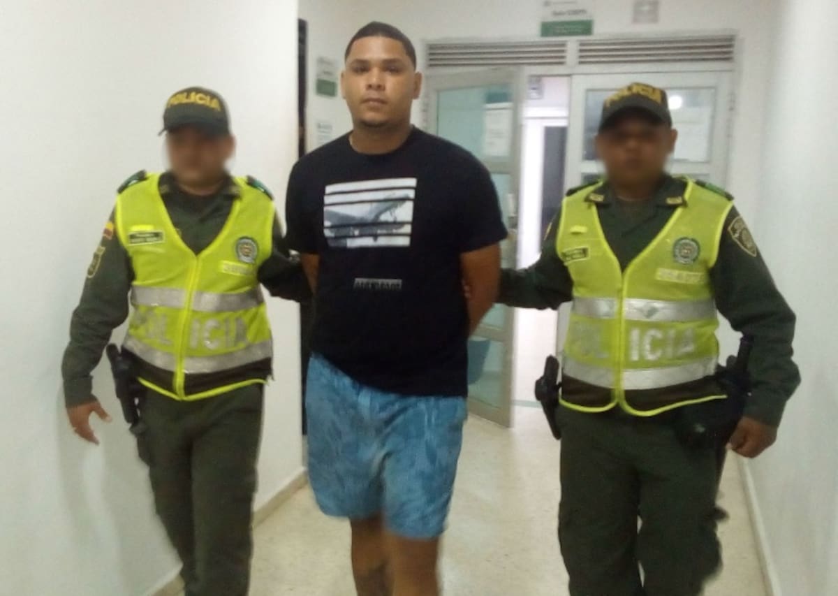 Alias ‘Édgar’ fue capturado cuando departía con unos amigos en una tienda, en el barrio Escallón Villa. Tenía una orden de captura vigente por el delito de tentativa de homicidio en circunstancias de agravación.
