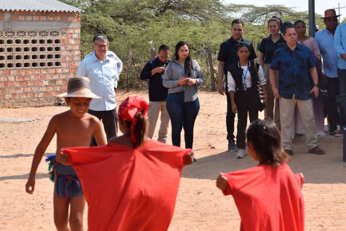 Embajada de Israel visita La Guajira y entrega máquinas para potabilizar agua