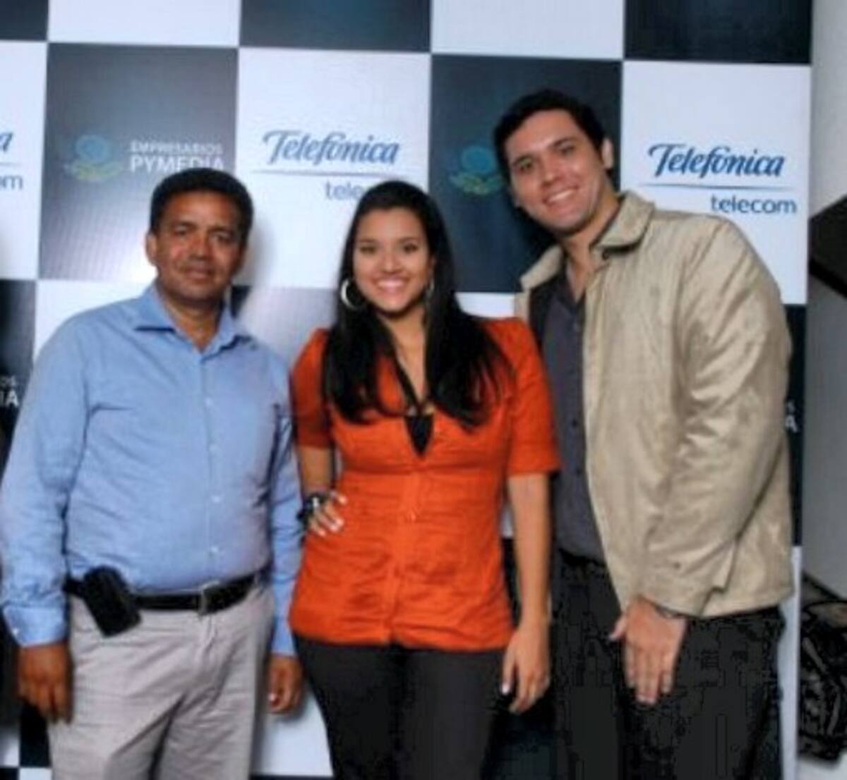 Walter García, Gerente de Guianza Express Ltda acompañado de Anyela Becerra y Luis Carlos Paz, estudiante y egresado de Publicidad de la Tadeo Lozano, ganadores del concurso Empresarios Pymedia 2011. CORTESÍA