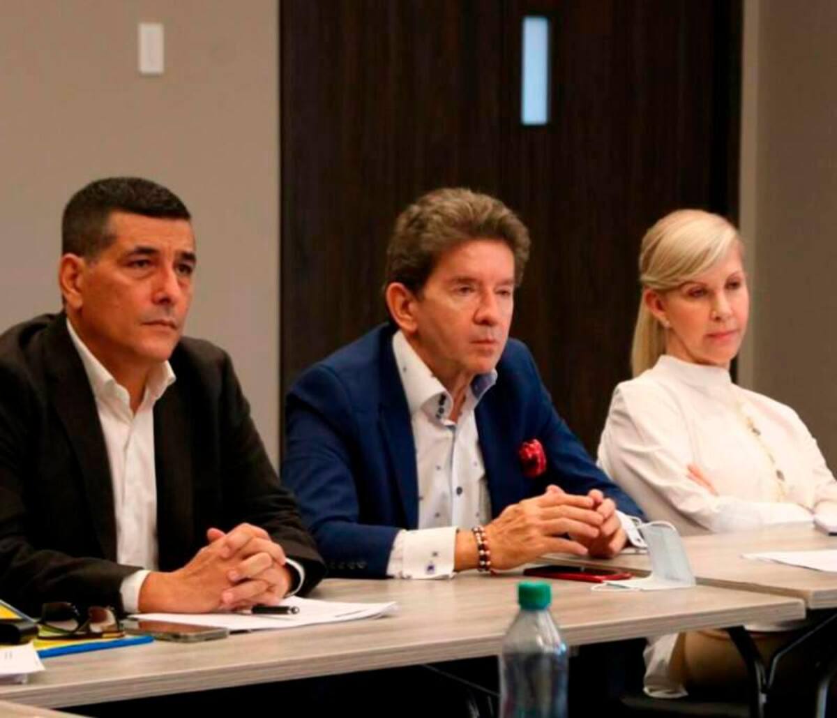 Dumek Turbay (primero) y Dilian Francisca Toro fueron criticados por Gustavo Bolívar como eventuales precandidatos de Fuerza de la Paz.