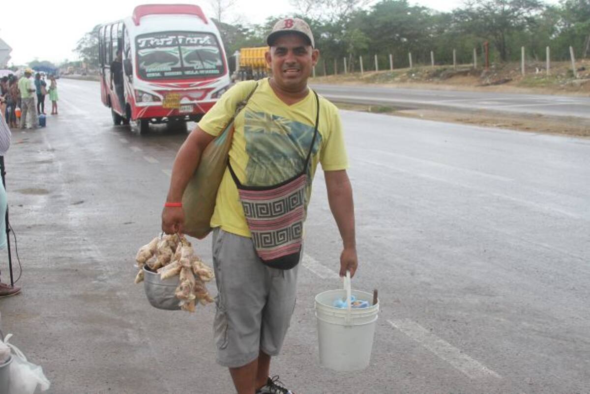 A partir de las 7 de la mañana, Roberto Blanco se alista para vender sus productos en las principales avenidas de la ciudad. Cristian Agamez- El Universal