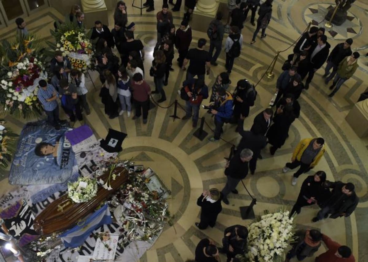 Se espera que los restos del músico sean sepultados hoy viernes. AFP JUAN MABROMATA