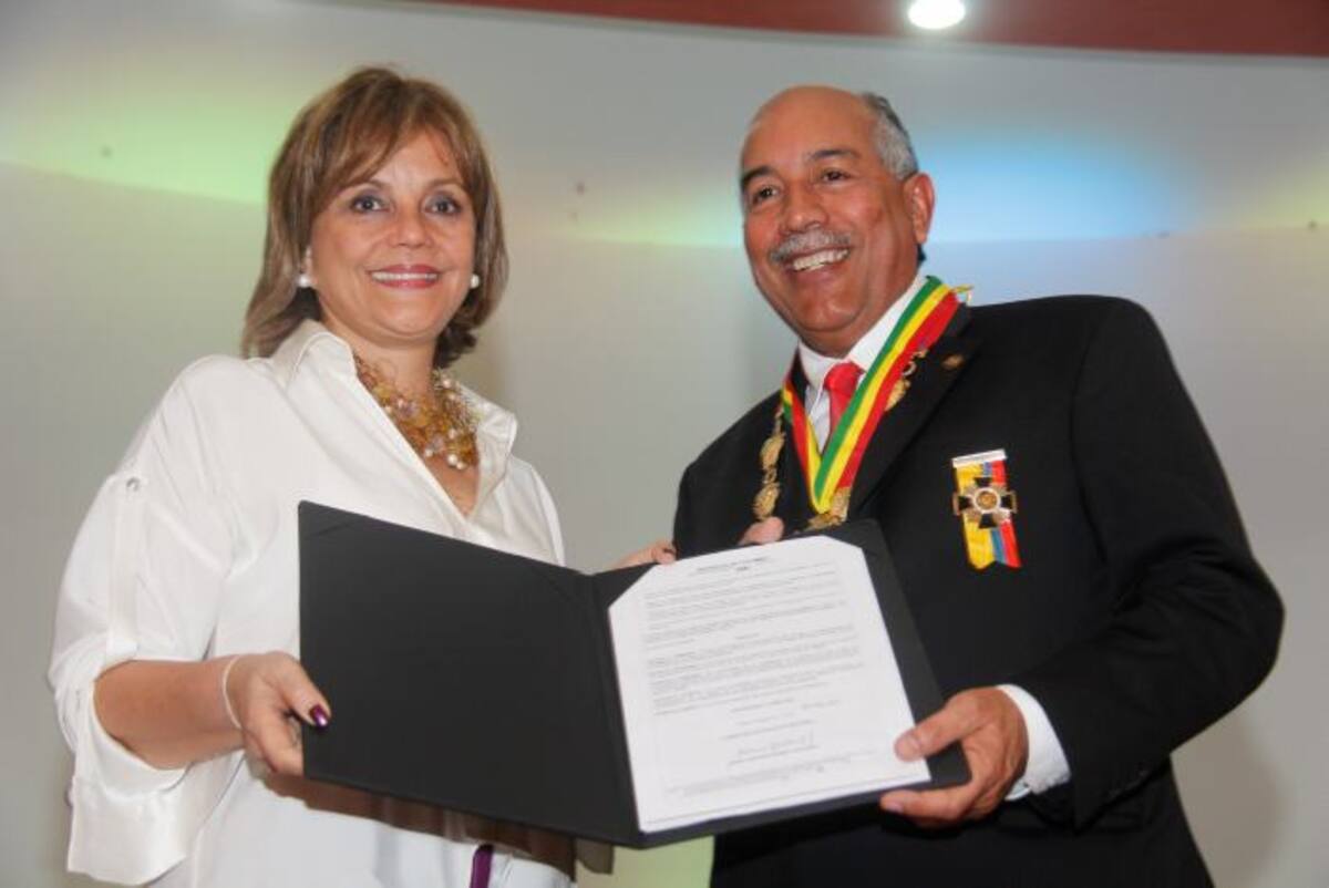 La ministra de Educación, María Fernanda Campo Saavedra entrega al rector de la Universidad, Germán Sierra Anaya, la Acreditación Institucional. Kailline Giraldo
