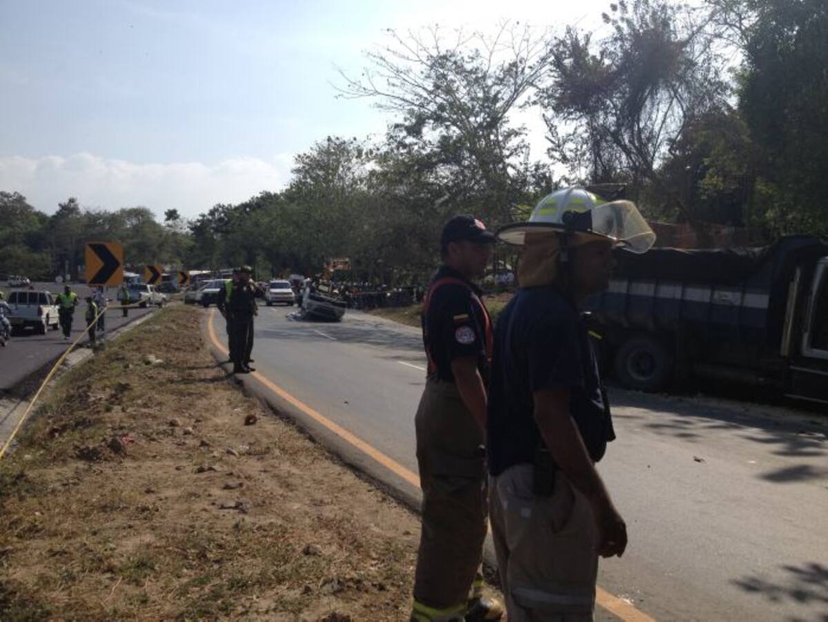 El accidente tiene paralizado el tráfico en la Troncal de Occidente María Alejandra Castilla - Cortesía El Teso -