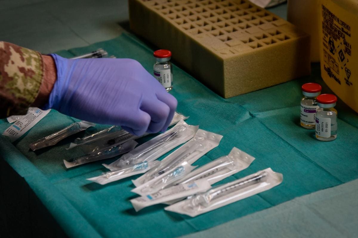 Miles de soldados estadounidenses aún no se vacunan contra la COVID-19