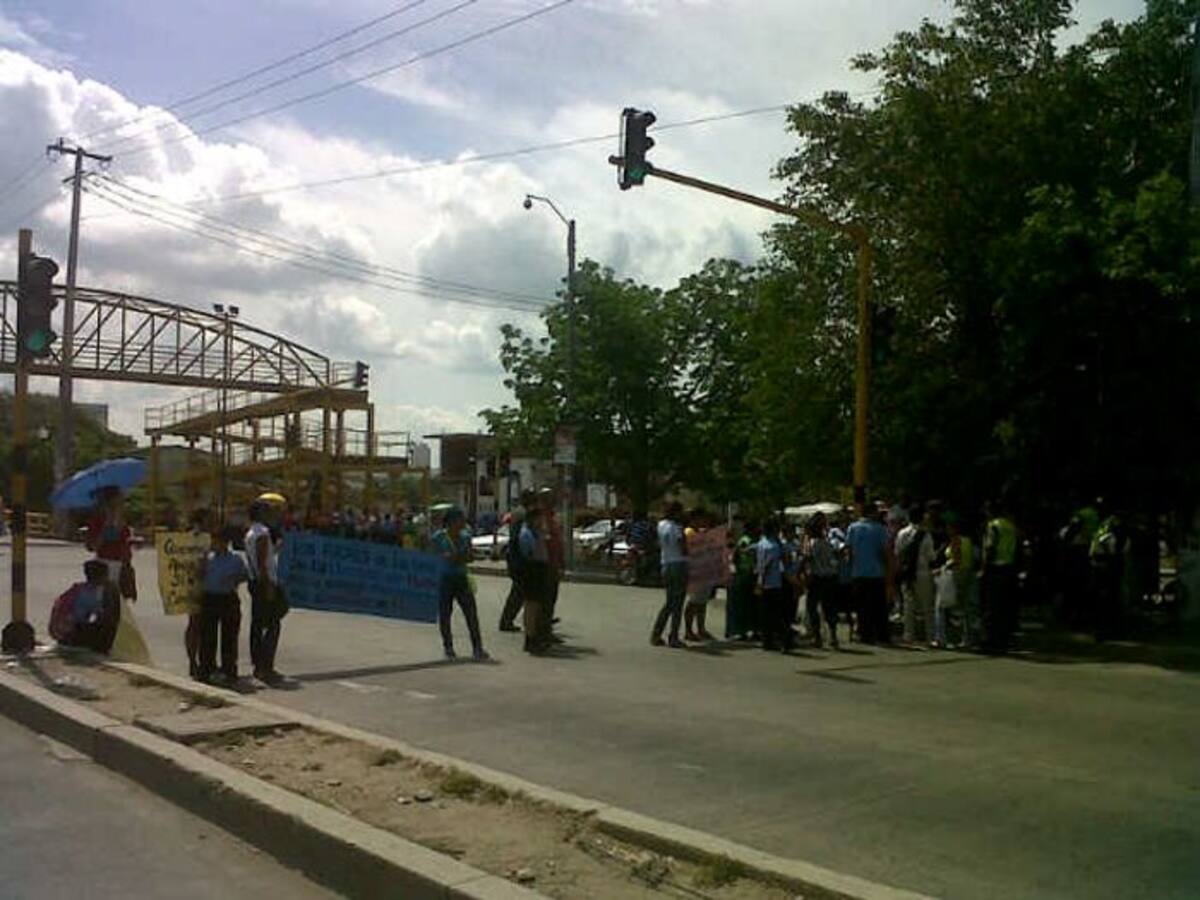 Los padres junto a sus hijos se agolparon a la entrada del barrio Blas de Lezo, en la Transversal 54. CORTESÍA