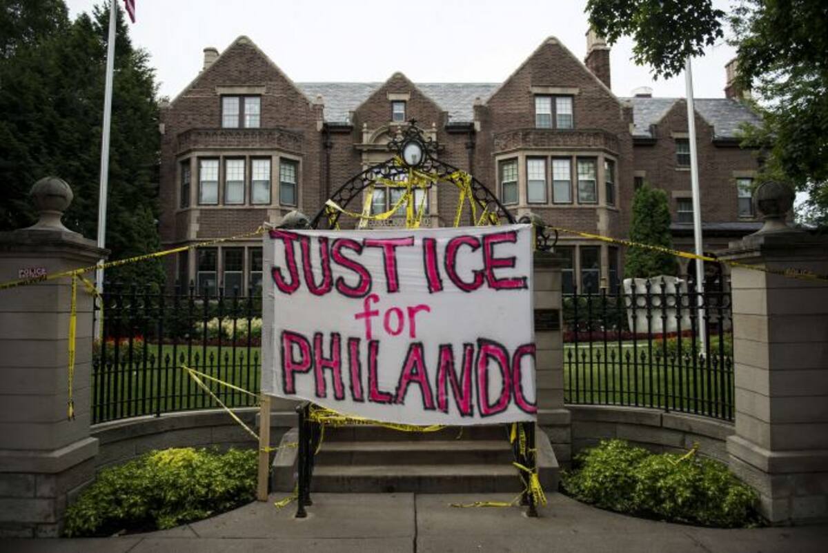 Protesta afuera del palacio de la gobernación en Minnesota. AFP Stephen Maturen