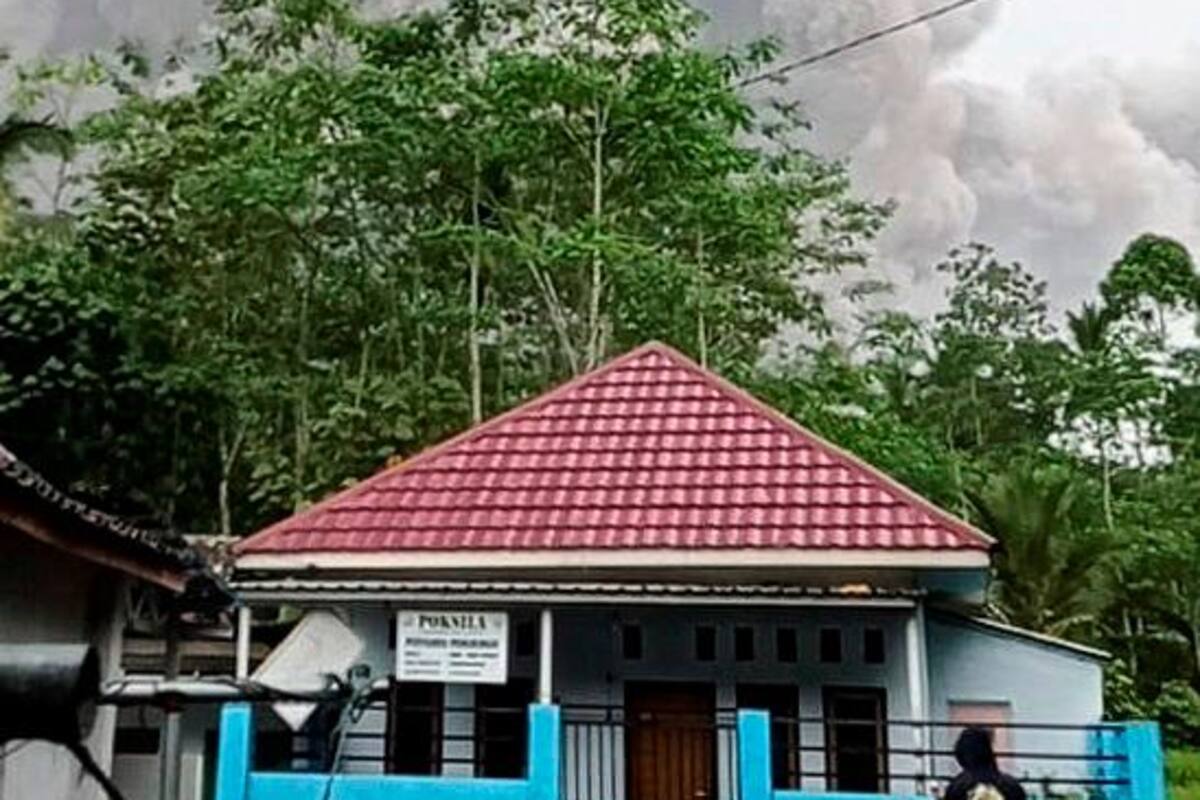 Al menos 1 muerto y 41 heridos por la erupción del volcán indonesio Semeru