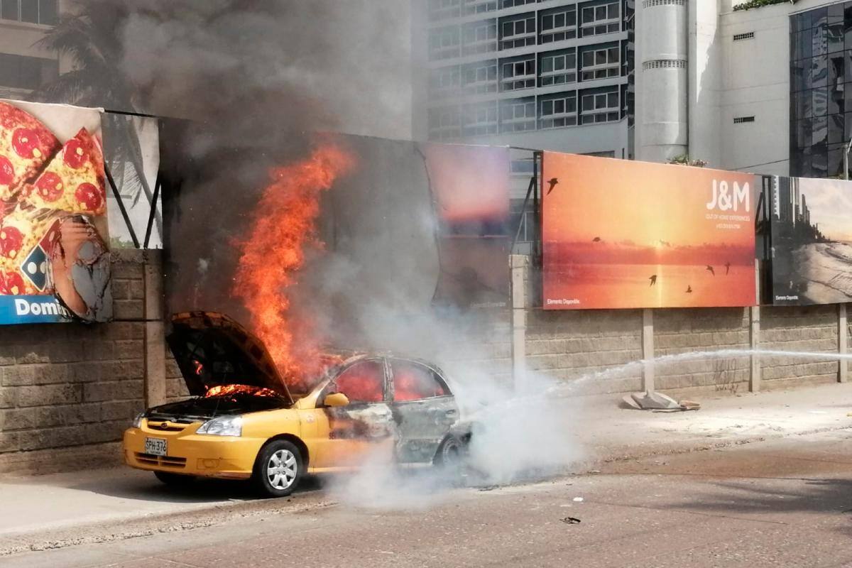 Video: Pánico en Bocagrande por taxi que se incendió en plena vía