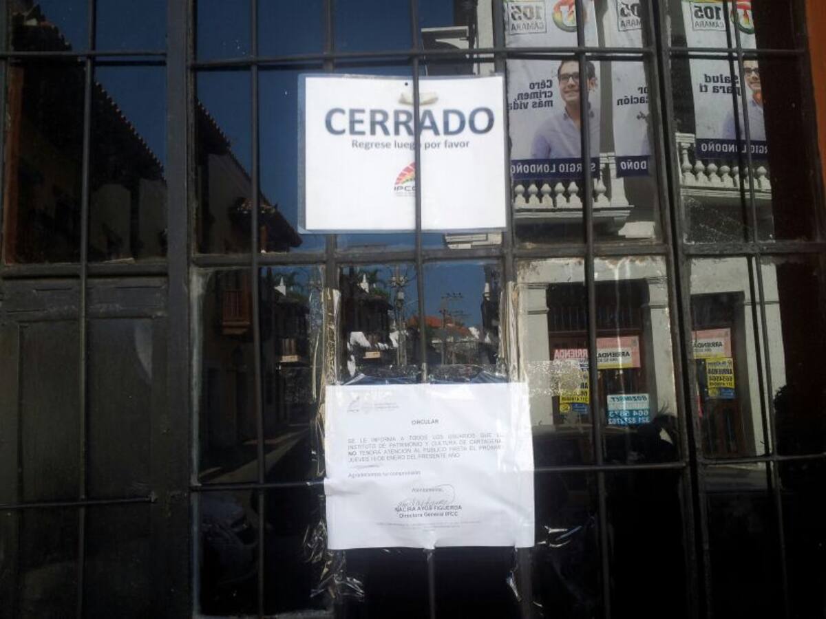 El cartel en la entrada del IPCC informa sobre el cierre de la entidad. ANTONIO CANCHILA, EL UNIVERSAL