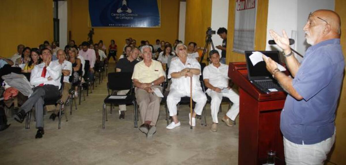 El periodista Juan Gossaín durante su intervención en el foro sobre la salud, realizado en Cartagena por el programa Así Vamos en Salud. OSCAR DÏAZ ACOSTA-EL UNIVERSAL