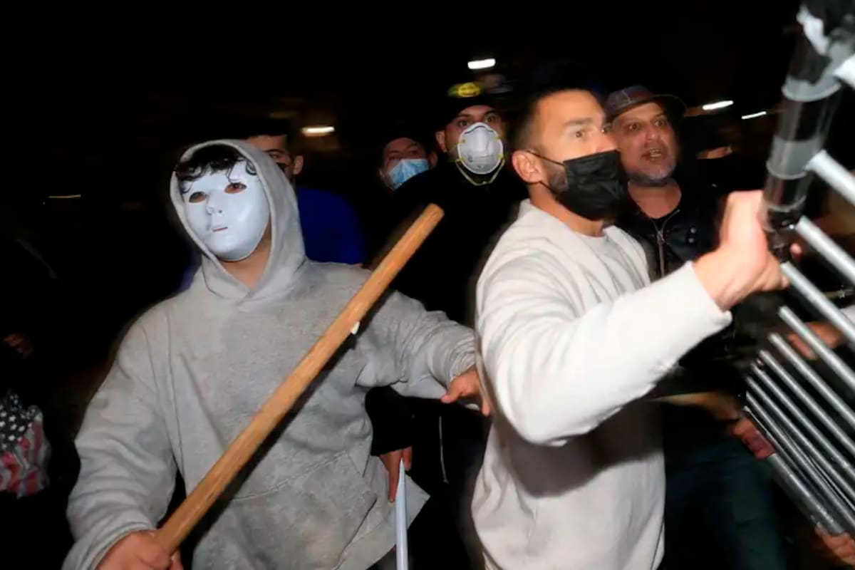 Manifestantes pro israelíes y pro palestinos se enfrentaron en Los Ángeles