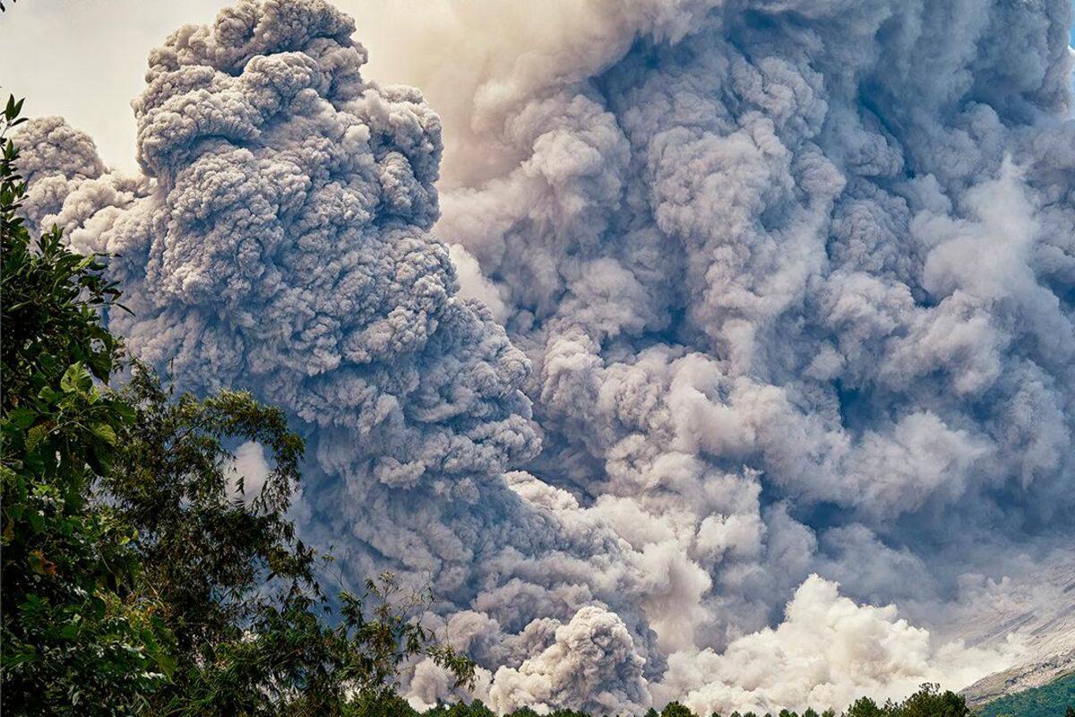Video: Volcán Merapi, de los más activos del mundo, entró en erupción