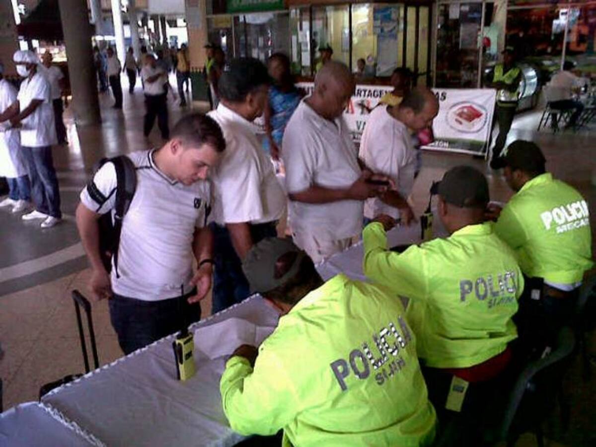 La Policía verifica identidad, antecedentes y orden captura. EL UNIVERSAL
