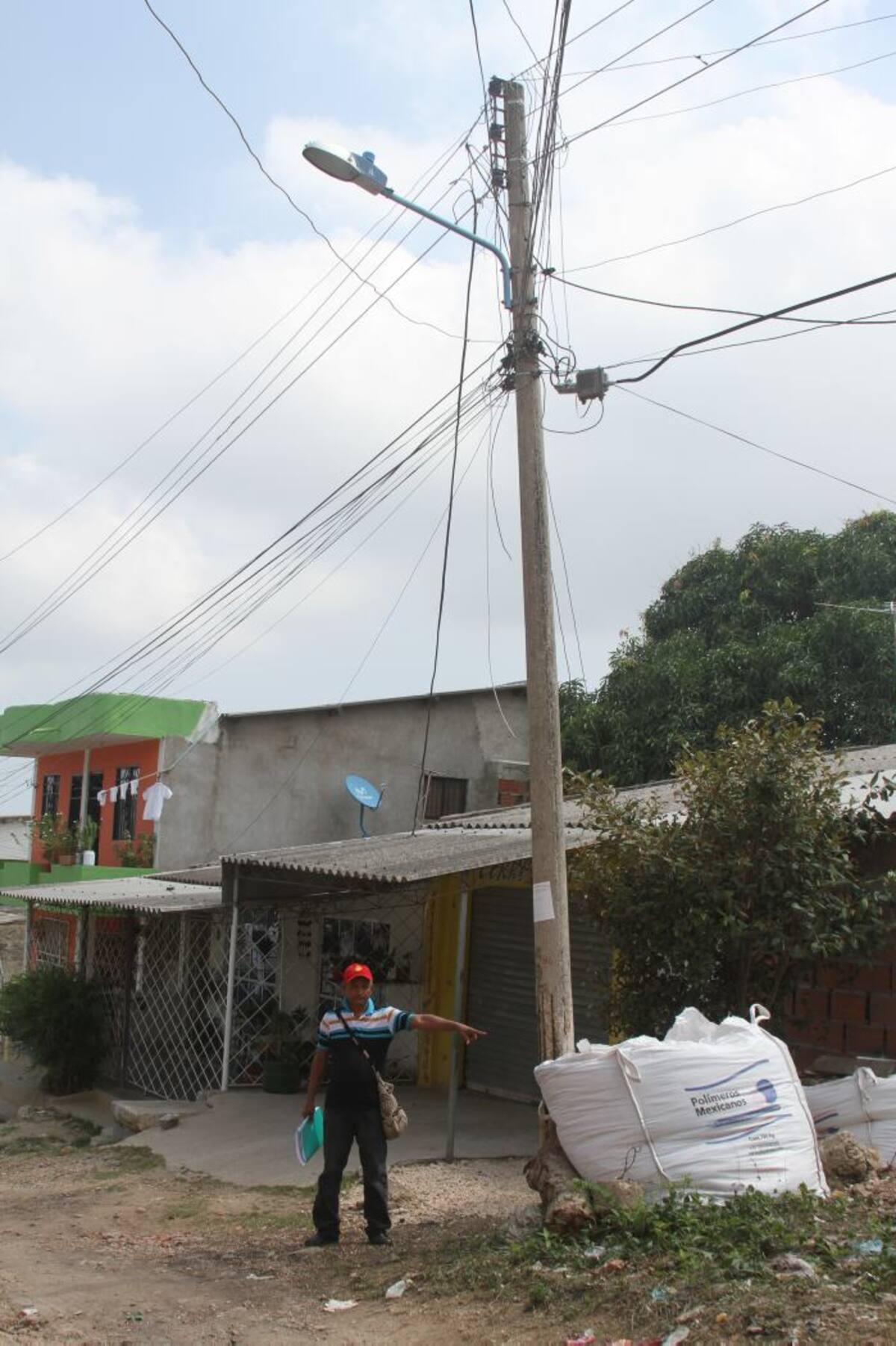 Postes en mal estado en Villa Fanny. DANIELA BUELVAS - EL UNIVERSAL