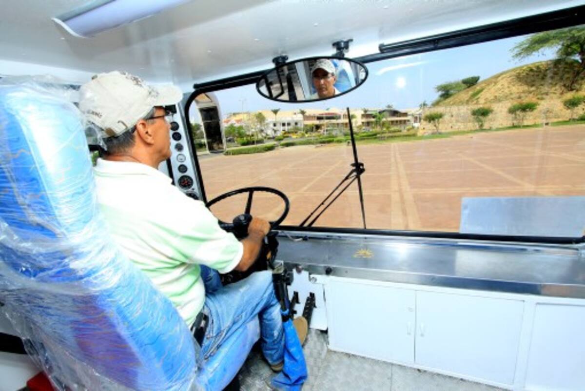 El vehículo tiene 13 metros de largo, cuenta con bar y capacidad para 90 pasajeros. JULIO CASTAÑO - EL UNIVERSAL