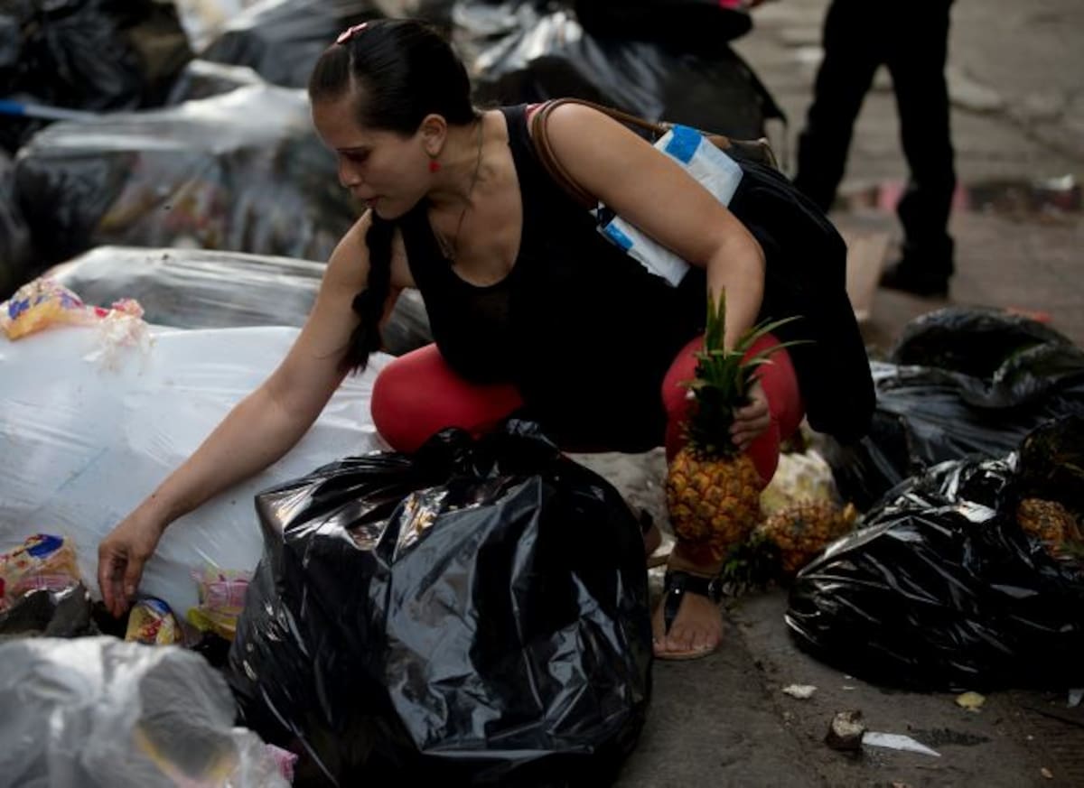 Asfixiada por el desplome de los precios del crudo, Venezuela padece una profunda crisis económica reflejada en una escasez de alimentos de alrededor del 80%. AFP