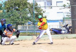 Amigos de Lener y Poder Judicial pegaron primero en el Nacional de Sóftbol Interclubes