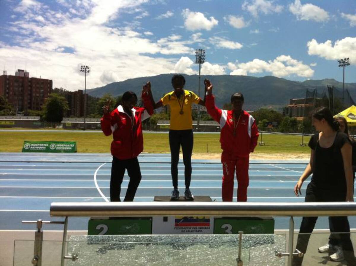 Giselly Landázury (centro) fue la gran atracción de Bolívar en el Torneo de Medellín. FOTO CORTESÍA