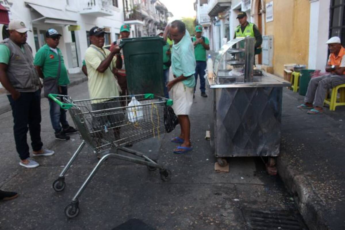 Según las autoridades, los propietarios no tenían permisos para ocupar espacio público, utilizaban pipeta de gas y afectaban el sistema de alcantarillado. CORTESÍA